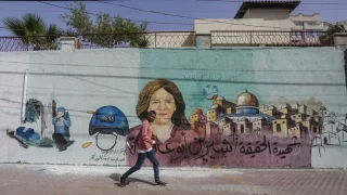 Propagandagemälde der getöteten Journalistin Shireen Abu Akleh in Gaza (© Imago Images / ZUMA Wire)